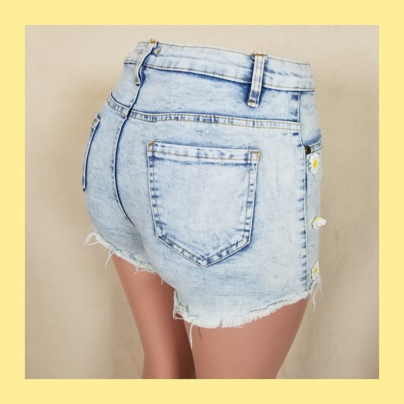 🤪FREE W/purchase! Daisy flower denim cut-offs - Picture 3 of 6
